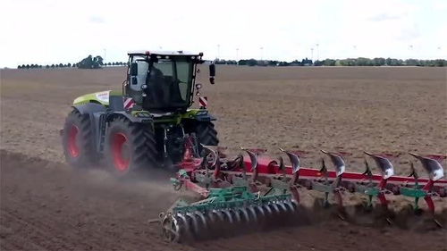 克拉斯拖拉机展示农业黑科技,还能双向驾驶,怎么开都行